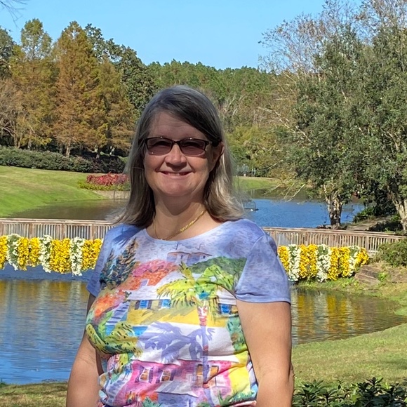 Meet Andrea your Posher, Posh - Picture 4 of 4